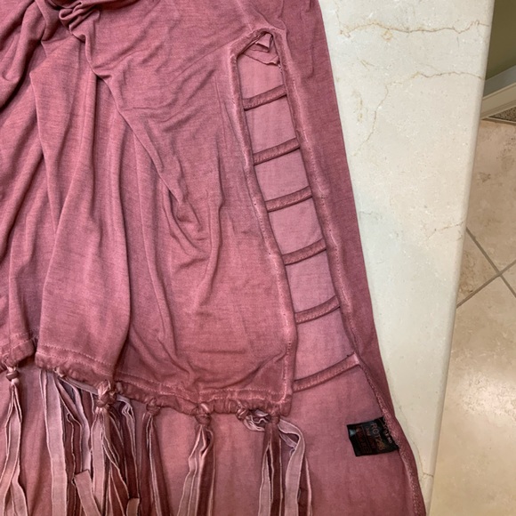 POL Medium Sleeveless Fringed Top - Picture 4 of 4